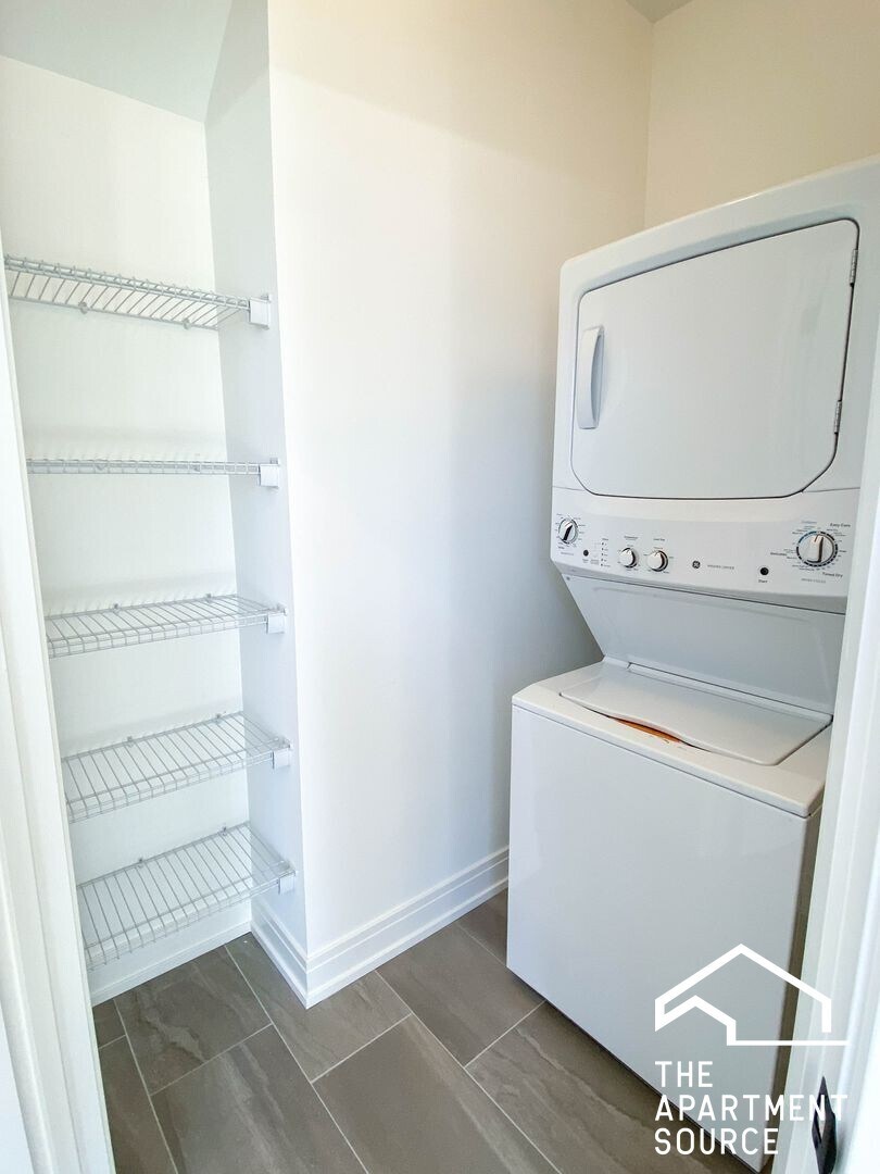 Building Photo - 1050 W Cornelia Ave