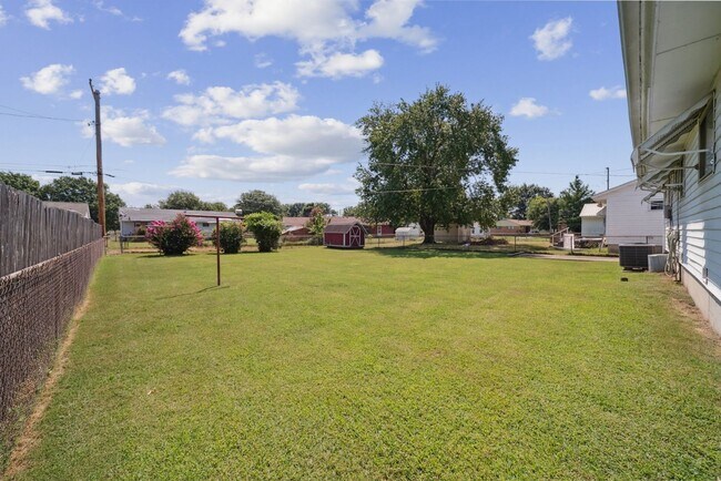 Building Photo - Charming Home in West Tulsa