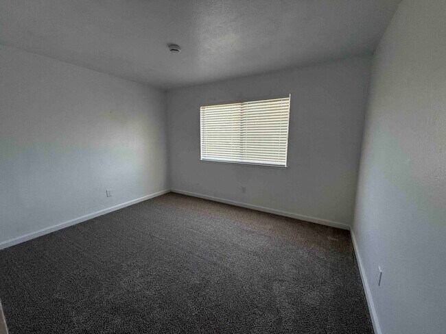 Building Photo - Freshly Updated 3 Bedroom 2 Bath