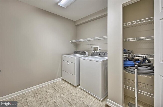 Building Photo - 2086 Deer Run Dr