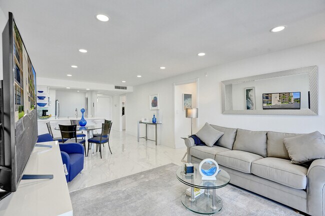 Building Photo - 6 Royal Palm Way
