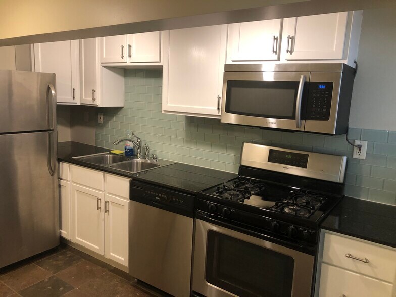 Kitchen - 1813 W Armitage Ave