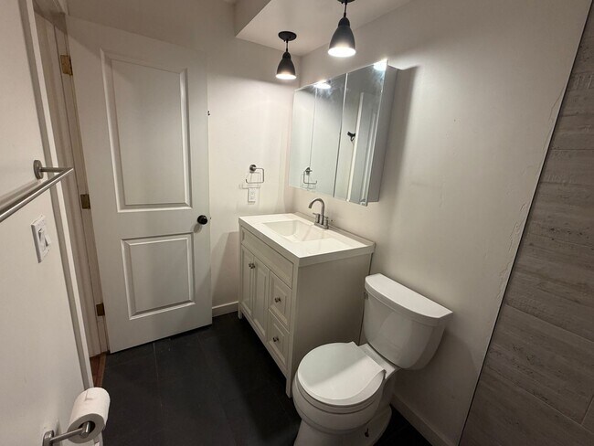 Building Photo - 2461 Bay Hill Cir