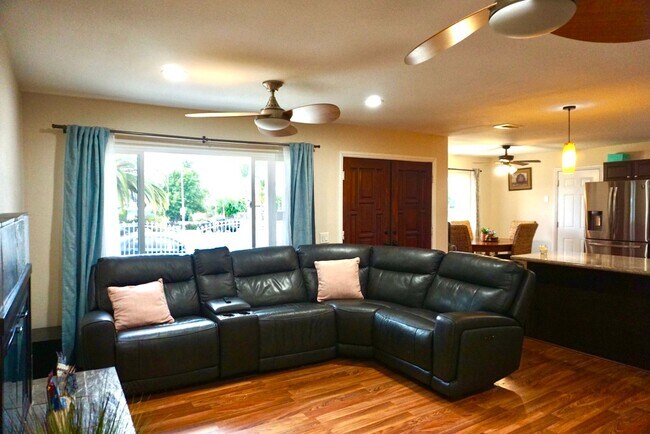 Building Photo - Quaint Four Bed/ Two Bath in Oceanside