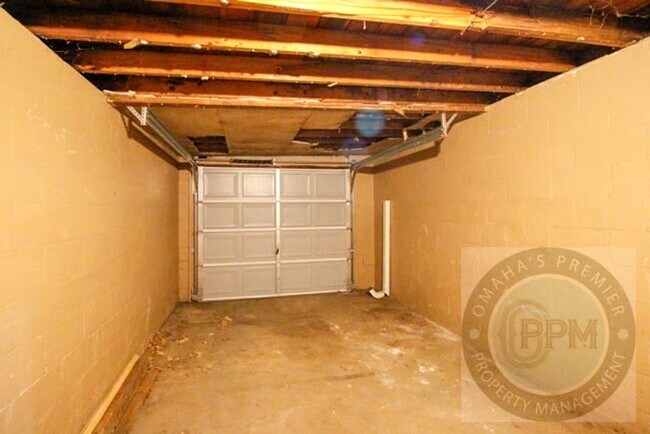 Building Photo - 3 Bed 1 Bath Located in Central Omaha