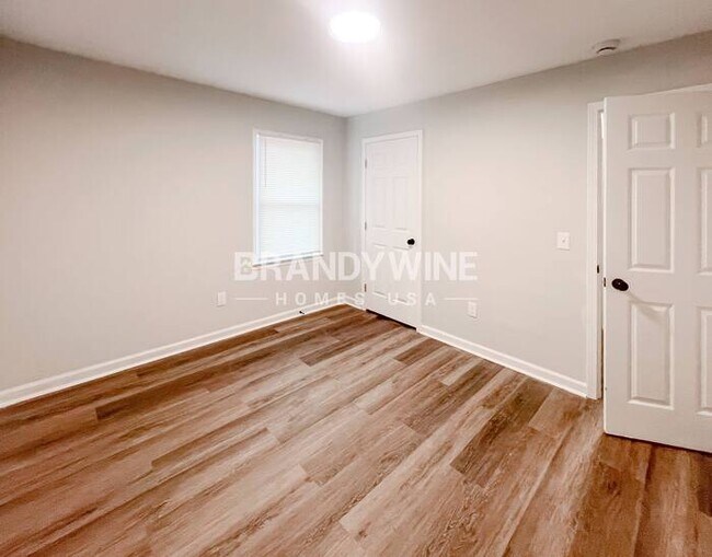 Building Photo - 324 Laurel Ln