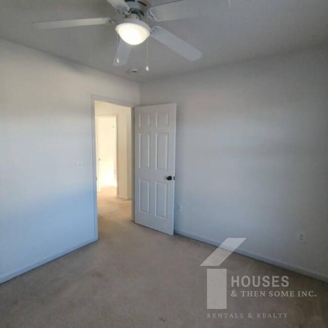 Building Photo - 18 Whitethorn Ln