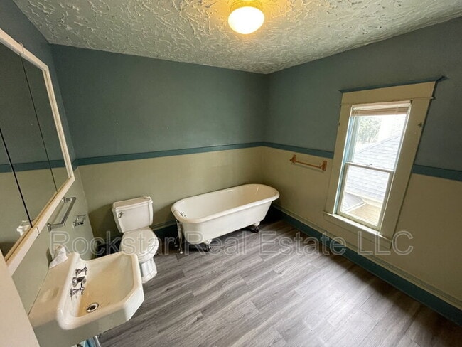 Building Photo - 519 E Ermina Ave