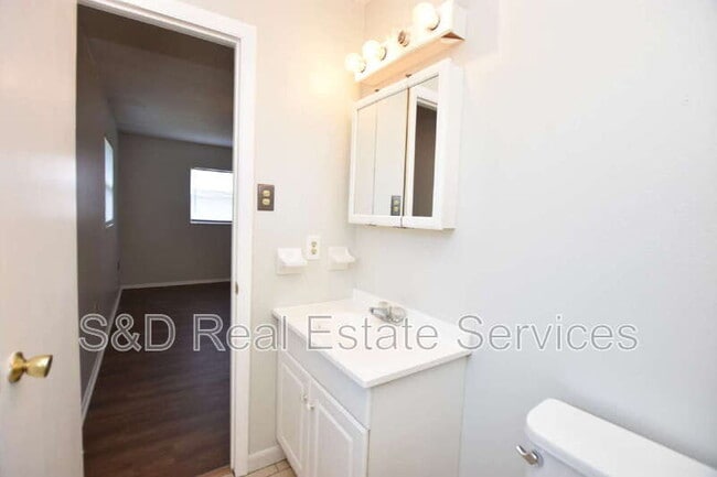 Building Photo - 1015 E Tee Cir