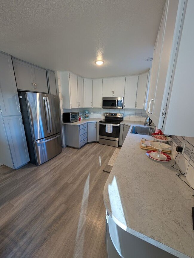 Building Photo - Large 5 Bedroom 2 Bath House - Pet-Friendly