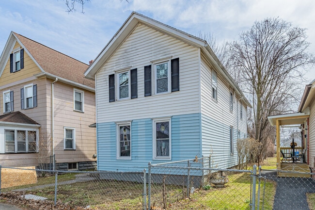 Building Photo - 383 Champlain St