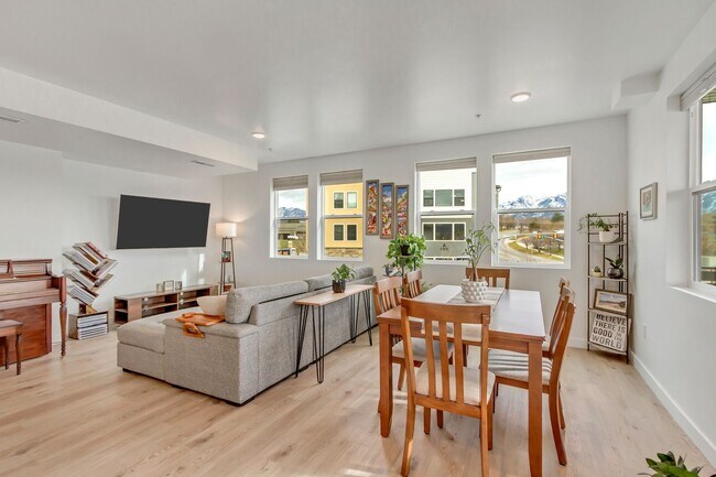 Building Photo - Spacious 3 Bed 2 Bath Condo in Sandy!