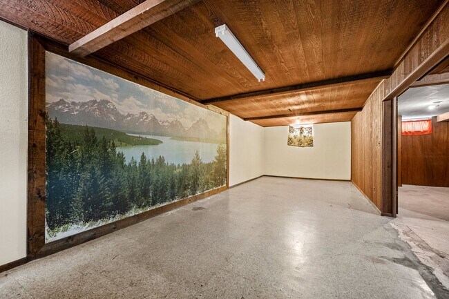 Building Photo - 3 Bedroom 2 Bath Home with Bonus Rooms and Tons of Extra Space