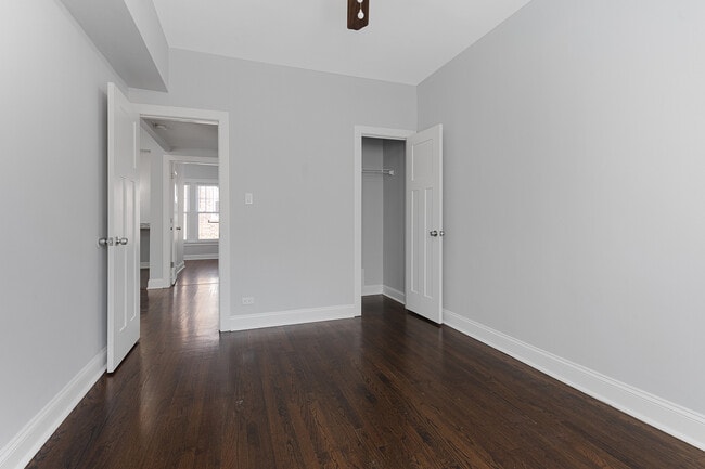 Building Photo - 1104 W Glenlake Ave