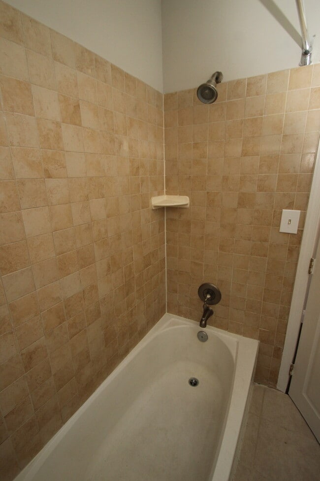 Building Photo - Updated & Lovely Harwood 3bd/1ba rowhome w...