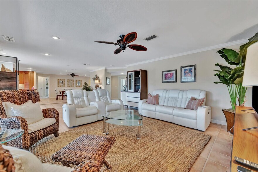 Building Photo - 1038 Contento St