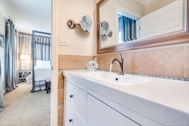 Building Photo - STUNNING 3-BEDROOM HOME WITH POOL IN ALAMO HEIGHTS
