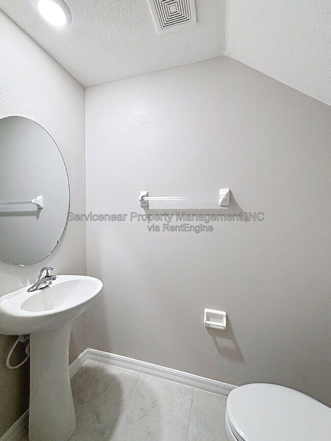 Building Photo - 9528 Pembrooke Pines Dr
