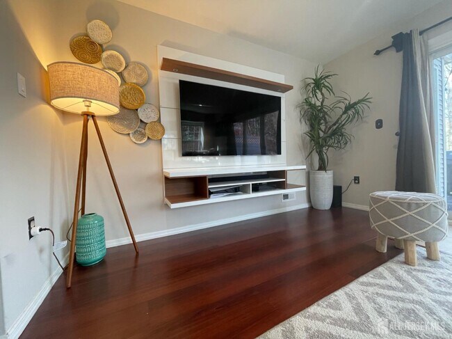 Building Photo - 399 Hadleigh Ln