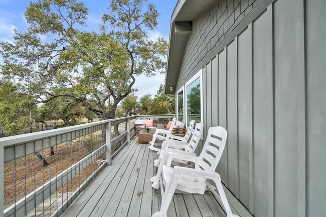 Building Photo - 2591 Lakeshore Dr