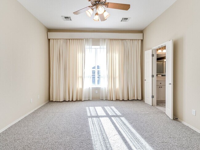 Building Photo - Beautiful Home With Lake View - 3 Bed + 2 Bath