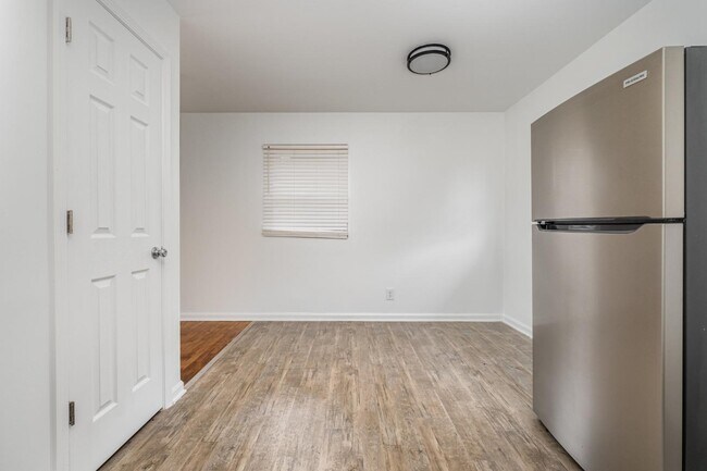 Building Photo - 825 Norwood Dr