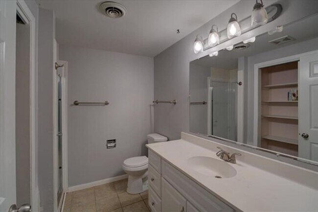Building Photo - 3909 Patrick Henry Way