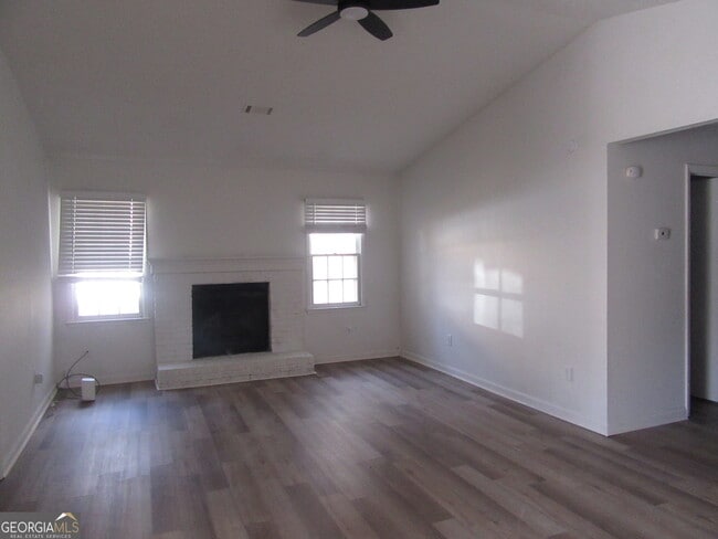 Building Photo - 613 Windsor Dr SE