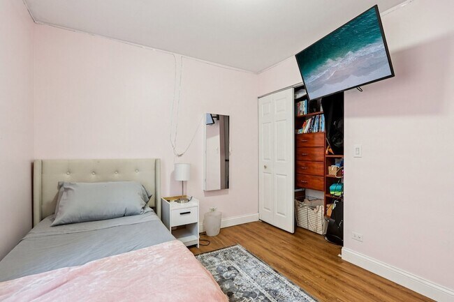 Building Photo - 3432 S Prairie Ave