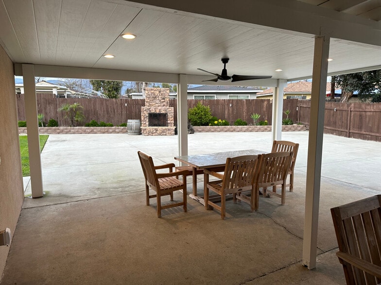 Building Photo - 1647 N Lake Ave