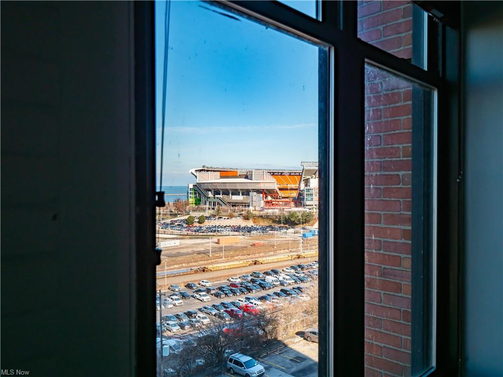 Building Photo - 1133 W 9th St