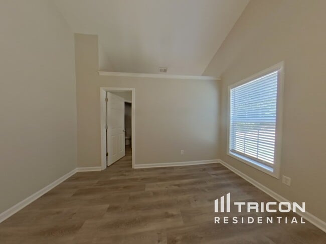 Building Photo - 437 Eglington Tr