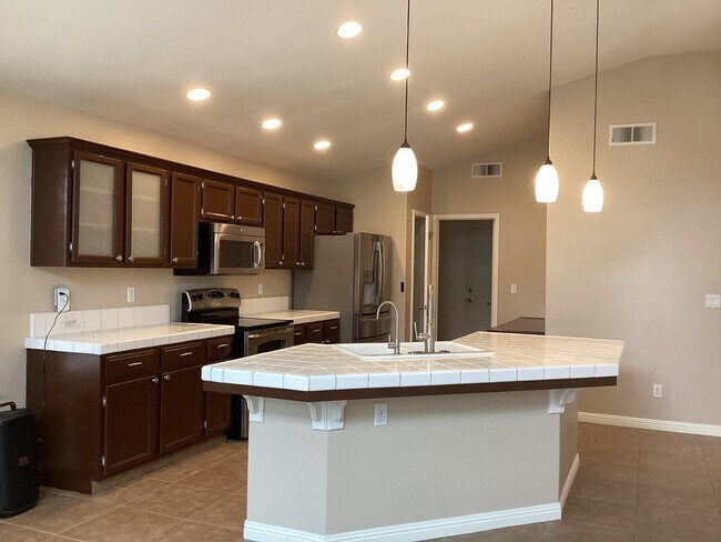 Building Photo - 7526 N Ellendale Ave