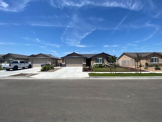 Building Photo - Beautiful 3 Bedroom 2 Bath Home in North Hanford