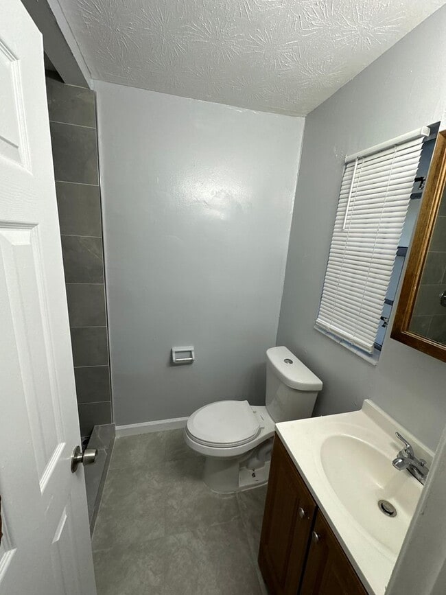 Building Photo - Fully Renovated 3/2 Available for Immediat...