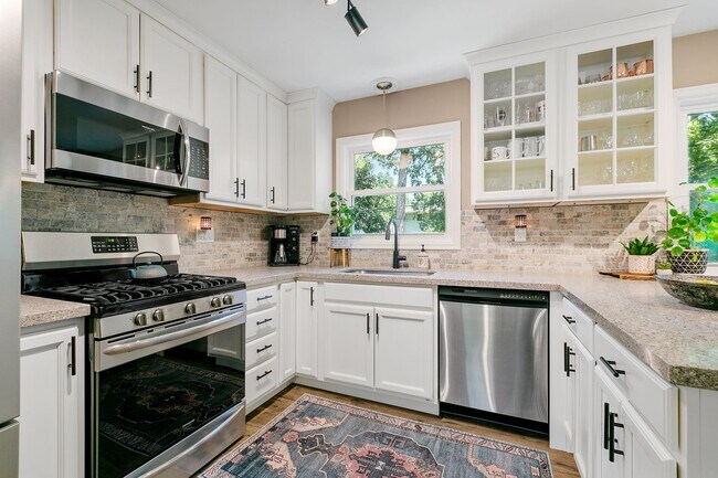 Building Photo - Charming 3 Bedroom Home Golden Valley