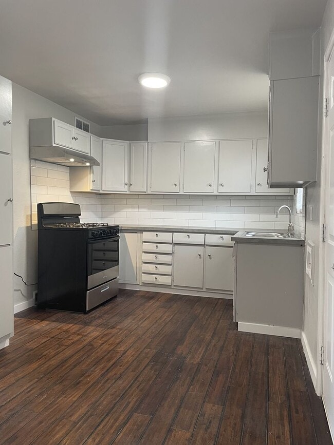 Building Photo - Newly renovated 3/1 with fenced back yard ...