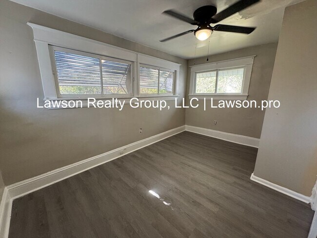 Building Photo - Three Bedroom Home - Walking Distance to G...