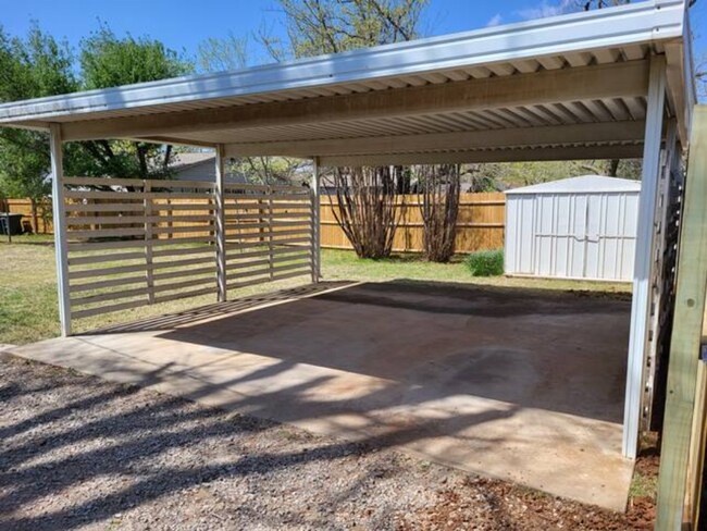 Building Photo - Remodeled 3 bedroom 2 bathroom house with 2 car garage and fenced yard