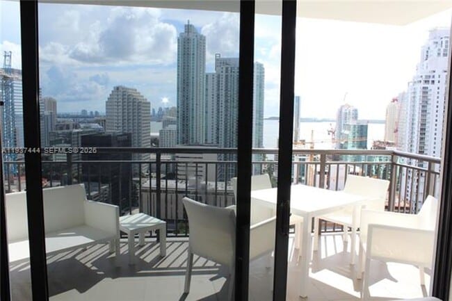 Building Photo - 999 SW 1st Ave