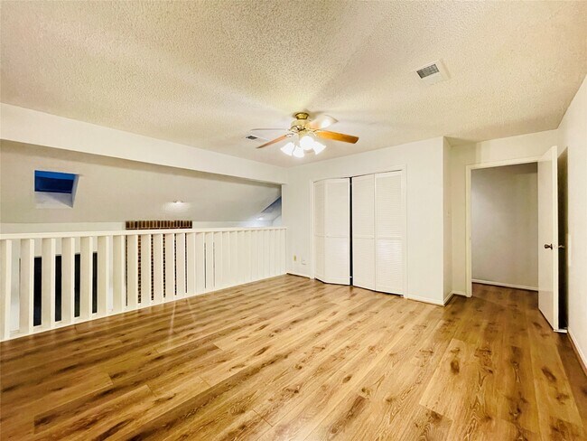 Building Photo - 13892 Hollowgreen Dr