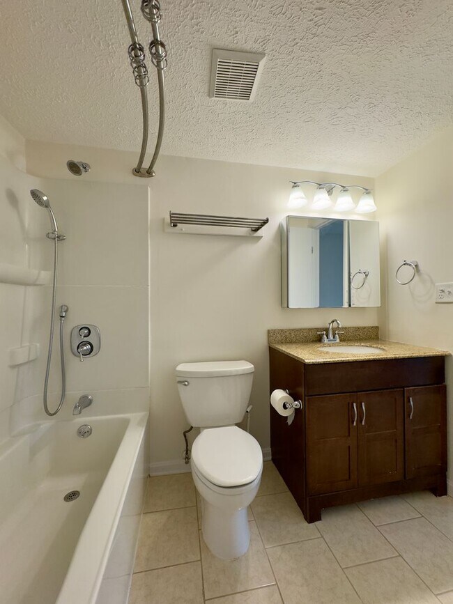 Building Photo - Charming 2 Bedroom/1.5 Bathroom End-Row To...