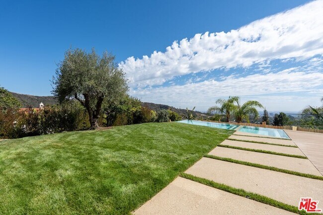 Building Photo - 2501 Banyan Dr