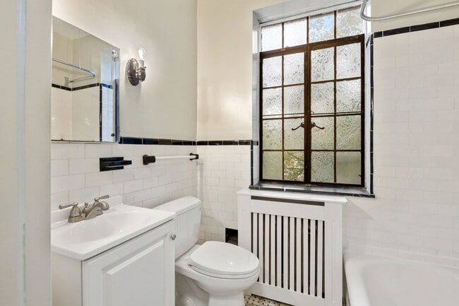 Building Photo - Charming Trolley Square Unit- Showing Frid...