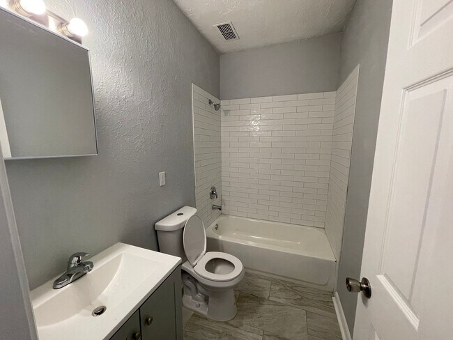 Building Photo - Charming 3 bedroom 2-Bath Bungalow-West Jacksonville 32254!