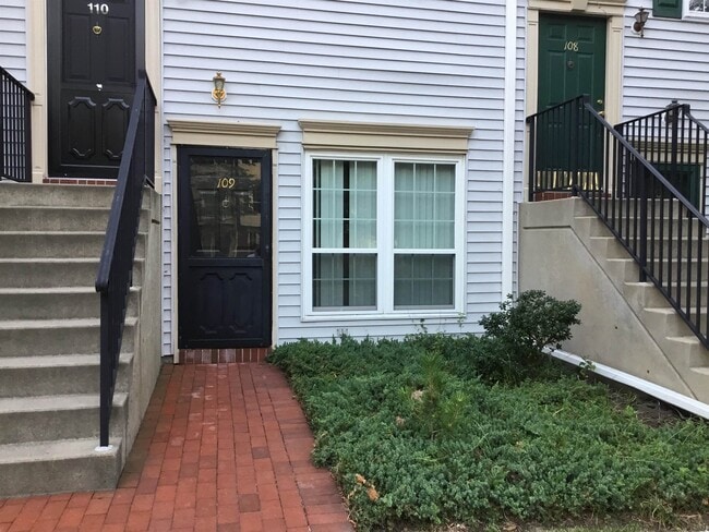 Building Photo - 109 Cottonwood St