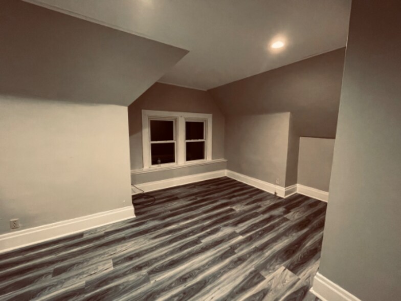 Building Photo - 141 S Bryant Ave