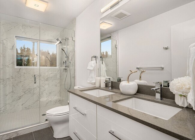 Building Photo - Stylish, Bright and Efficient 2 bed 1.75 Bath Townhome. Walk to U-Village!