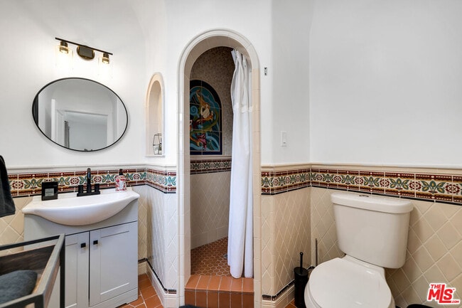 Building Photo - 8822 Rosewood Ave