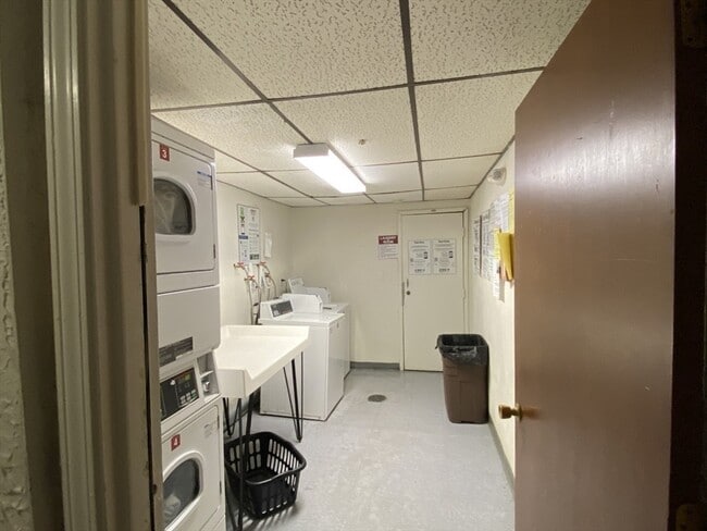 Building Photo - 16 Kenmar Dr